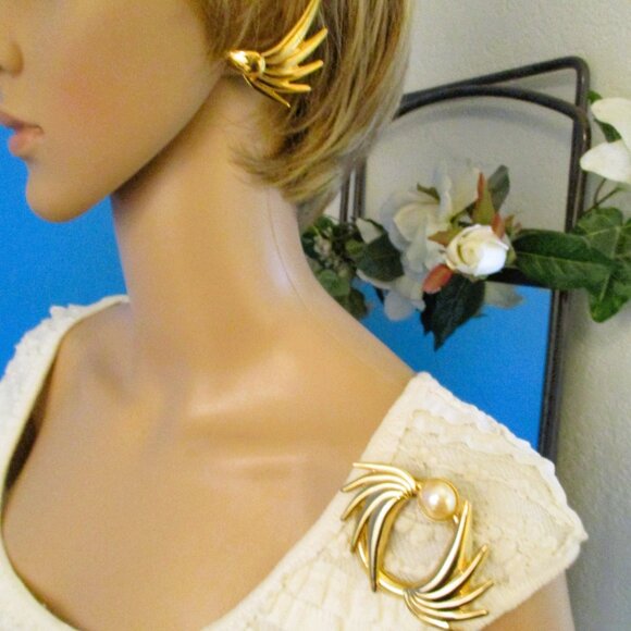 Vintage GIVENCHY Gold Plate Winged Brooch and Earrings Set: DESIGNER Pearl Gold - Picture 2 of 14